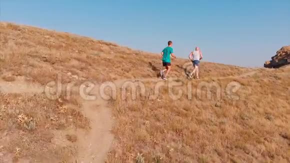 在山上跑步运动男子户外锻炼跑步冒险的生活方式运动健康生活方式视频的预览图