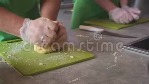 密切观察已婚面包师的手捏面团制造工艺努力工作做面包面包视频的预览图