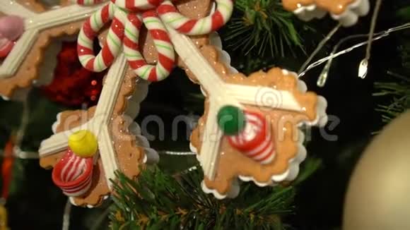 圣诞树上的圣诞装饰品姜饼数字视频的预览图