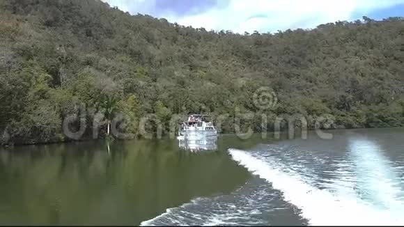 在里约卡尼马尔的泻湖中乘坐摩托艇旅行视频的预览图