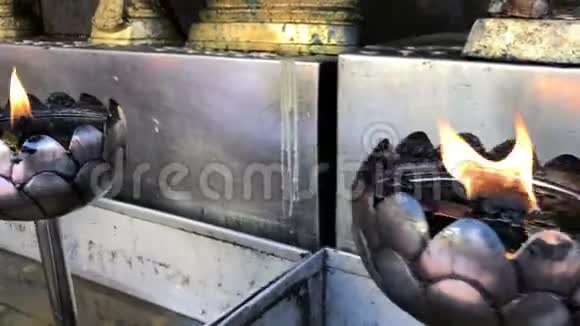 清迈杜素贴在瓦特拉的银色金属灯上的火焰视频的预览图
