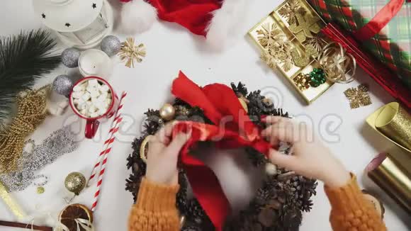 女性装饰华特圣诞的俯视图视频的预览图
