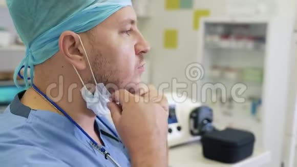 侧视外科医生戴上无菌面罩和放大镜看相机视频的预览图