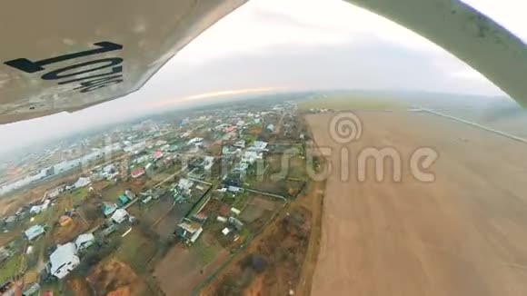 白色飞机降落在田野上视频的预览图