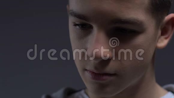 沮丧的青少年感到心烦意乱为父母失去心理健康问题哭泣视频的预览图