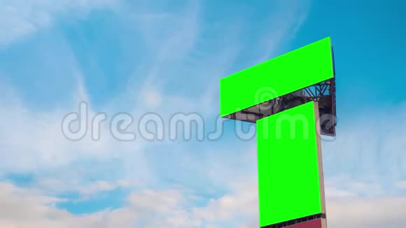 两块空白的绿色广告牌和在蓝天上移动的白云时间流逝视频的预览图