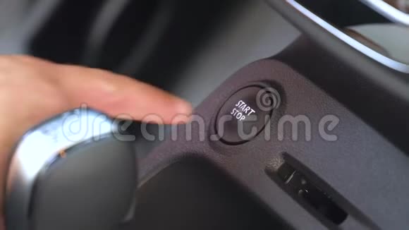 特写手按按钮在汽车前面板开始或停止视频的预览图