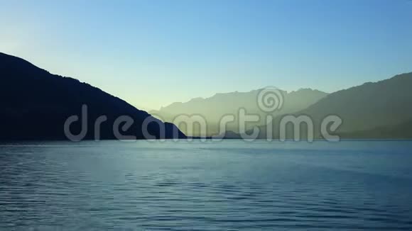 时间推移可以看到图恩湖图纳西和瑞士阿尔卑斯山的山脉瑞士欧洲视频的预览图