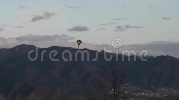 夏天在山上飞翔的风筝视频的预览图