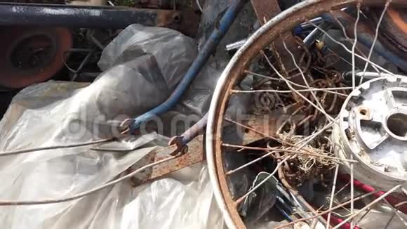 一堆破旧的自行车部件视频的预览图