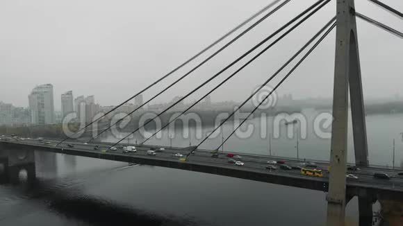 巨大的混凝土灰色桥梁与钢缆结合在大都市的两侧工业烟雾汽车和公共交通工具视频的预览图