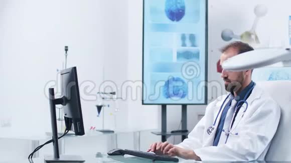 护士正在给医生带来化验结果视频的预览图