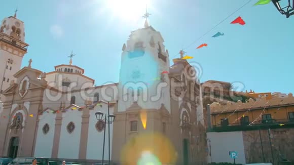 西班牙城市的基督教天主教大教堂阳光照在镜框里街道上装饰着视频的预览图