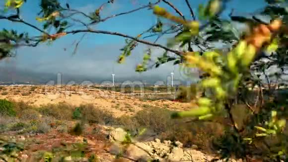 风车涡轮发电机在高速公路附近有很多汽车来往绿色树木植物视频的预览图