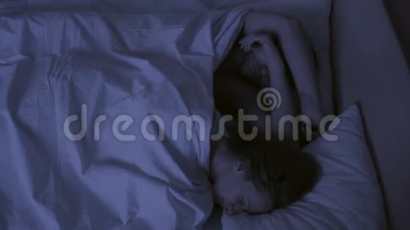 失眠的概念这对夫妇在他的睡眠中辗转反侧视频的预览图
