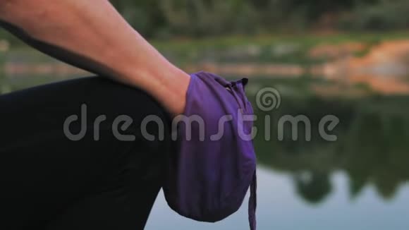 特写镜头在湖上阅读曼特拉男人手拿着罗莎莉的邮袋视频的预览图