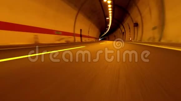 汽车快速通过隧道管道的低角度射击视频的预览图