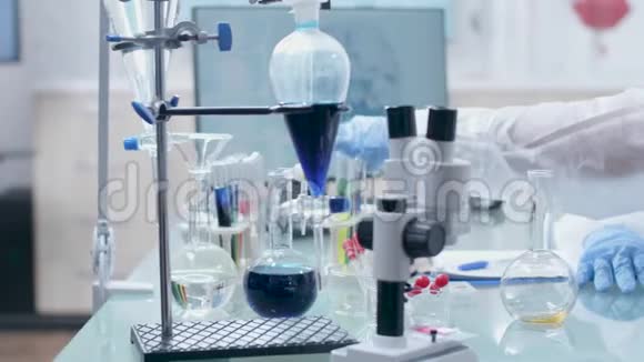 实验室里的科学家多利拍的一张照片从装有暗液体的试管中取出一个样本视频的预览图