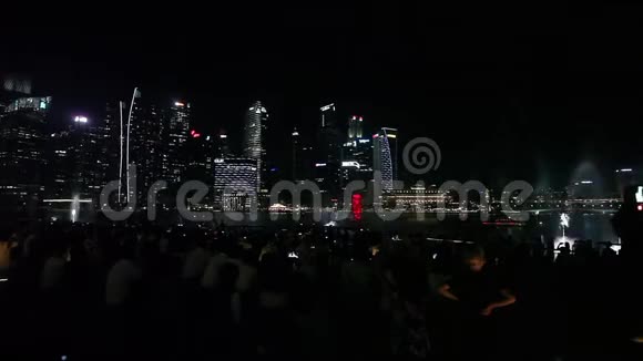 新加坡滨海湾金沙附近的晚间灯光和激光喷泉表演视频的预览图