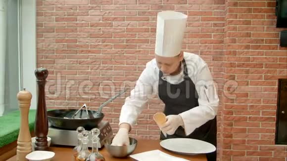 厨师把新鲜沙拉放到玉米里视频的预览图