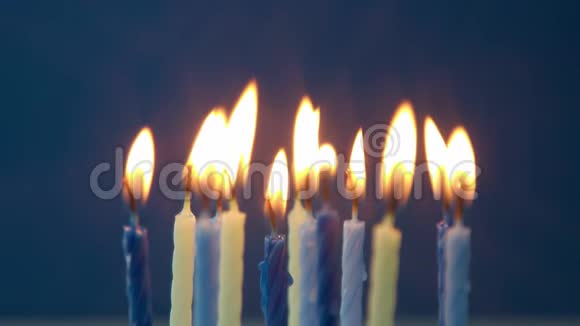 一些蜡烛燃烧有人吹蜡烛蜡烛烟的消失视频的预览图