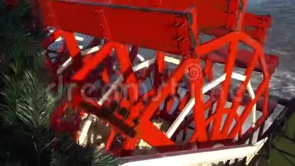 汽船的红色旋转桨轮视频的预览图