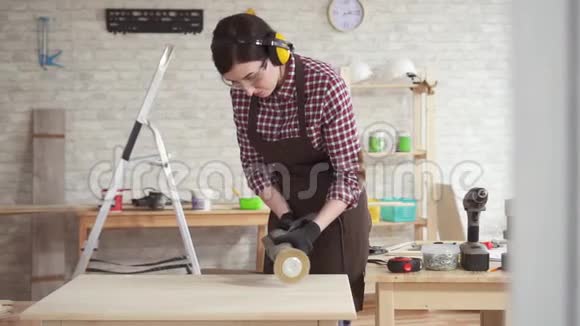 职业年轻木匠妇女用木头工作的肖像慢影视频的预览图