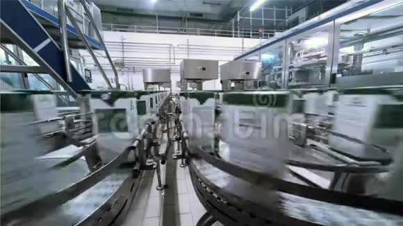 牛奶制造环境生产线视频的预览图