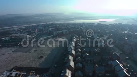 空中拍摄的画面沿着韦弗利罗瑟汉建造的新房子的街道视频的预览图