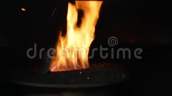 用云杉锯末把火烧成托盘把生物木托盘送到现代工业锅炉火花飞起视频的预览图