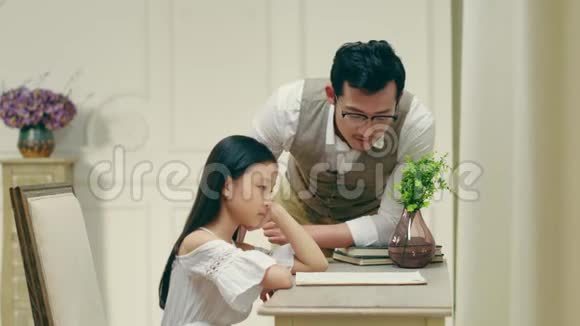 亚洲的父亲看女儿写了什么或画了什么视频的预览图