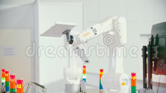 一种工业机器显示一张有字母和数字的桌子创新机器展览视频的预览图