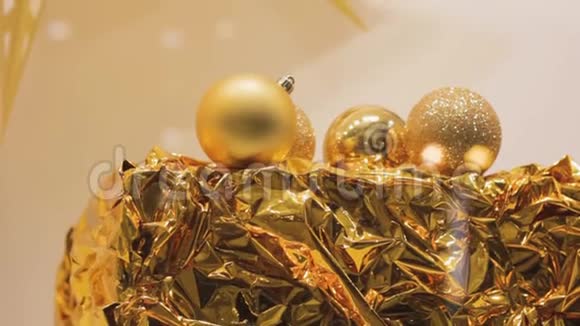 节日金球在金箔礼品包装视频的预览图