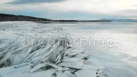河岸上的冬季景观锋利的冰在岸边伸出水面冬天和寒冷冻僵了视频的预览图