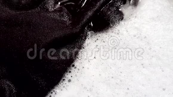 白色泡沫泡沫破裂浸湿衣服洗手视频的预览图