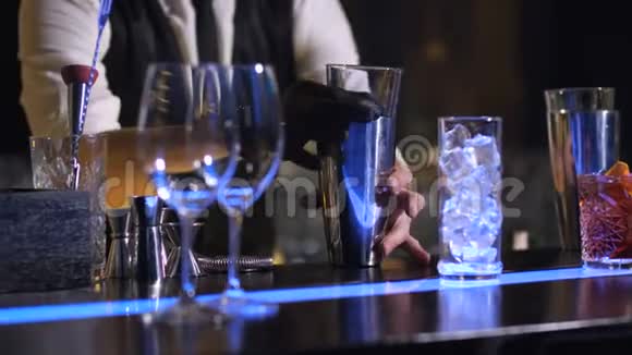时尚酒吧老板用摇瓶鞭打酒精饮料视频的预览图