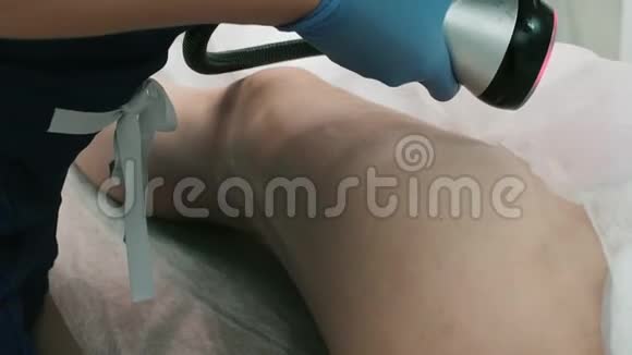 一家美容院做客户腿部按摩的特写大师视频的预览图