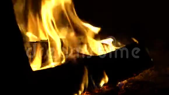 燃烧的木头在壁炉或烤箱里视频的预览图