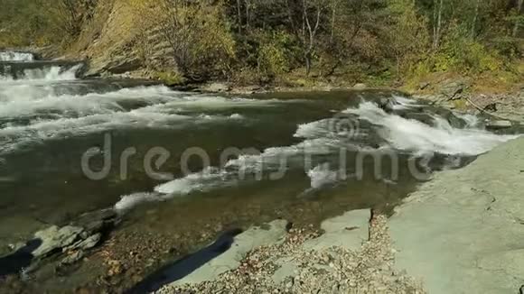 一条湍急的山河视频的预览图