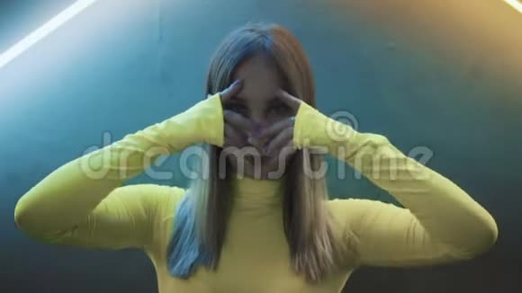 时尚女孩在霓虹灯的背景下跳舞视频的预览图