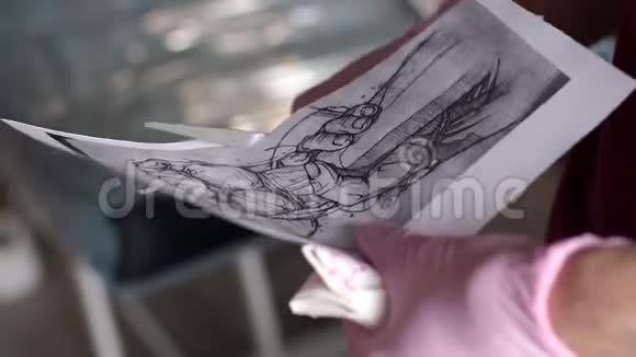 纹身师用剪刀剪出一幅画把它涂在皮肤上视频的预览图