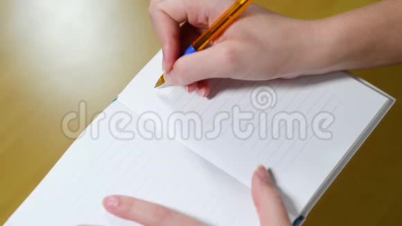 女人通过在笔记本上写数字来计算然后总结结束视频的预览图