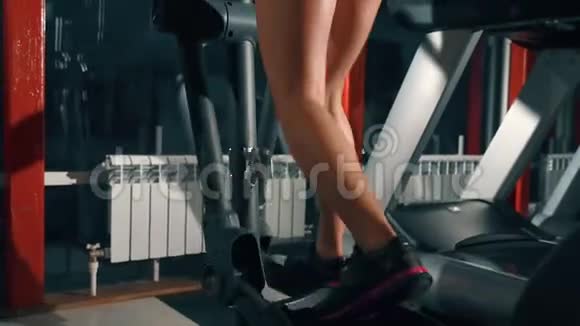 性感火辣的女人在健身房跑步后景运动健身生活方式美容理念拍摄于电影摄影机视频的预览图
