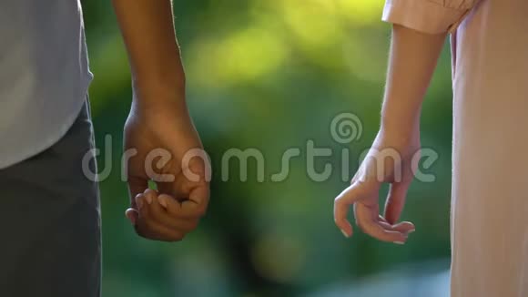 多种族夫妇在公园里牵手浪漫亲密视频的预览图