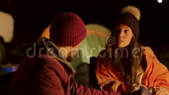 在山里寒冷的夜晚在营火周围有亲密的朋友视频的预览图