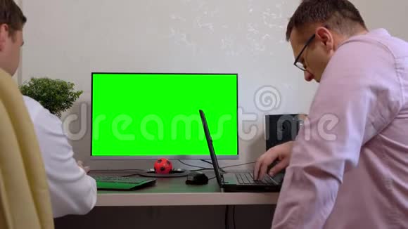 两个人一起在同步电脑上工作视频的预览图