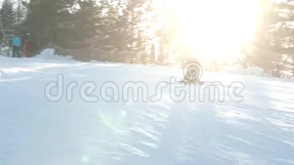 冬季运动一个人在山上滑雪视频的预览图
