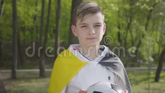 一个小可爱男孩拿着足球的肖像户外娱乐活动视频的预览图