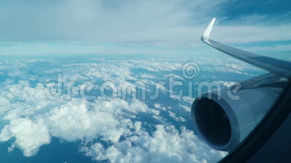 从飞机的窗户看到视频的预览图