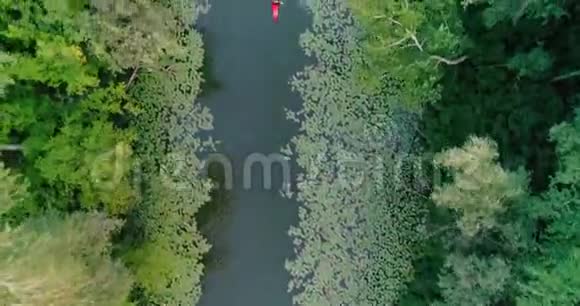两艘皮艇正沿着一条风景优美的河流航行空中景观视频的预览图